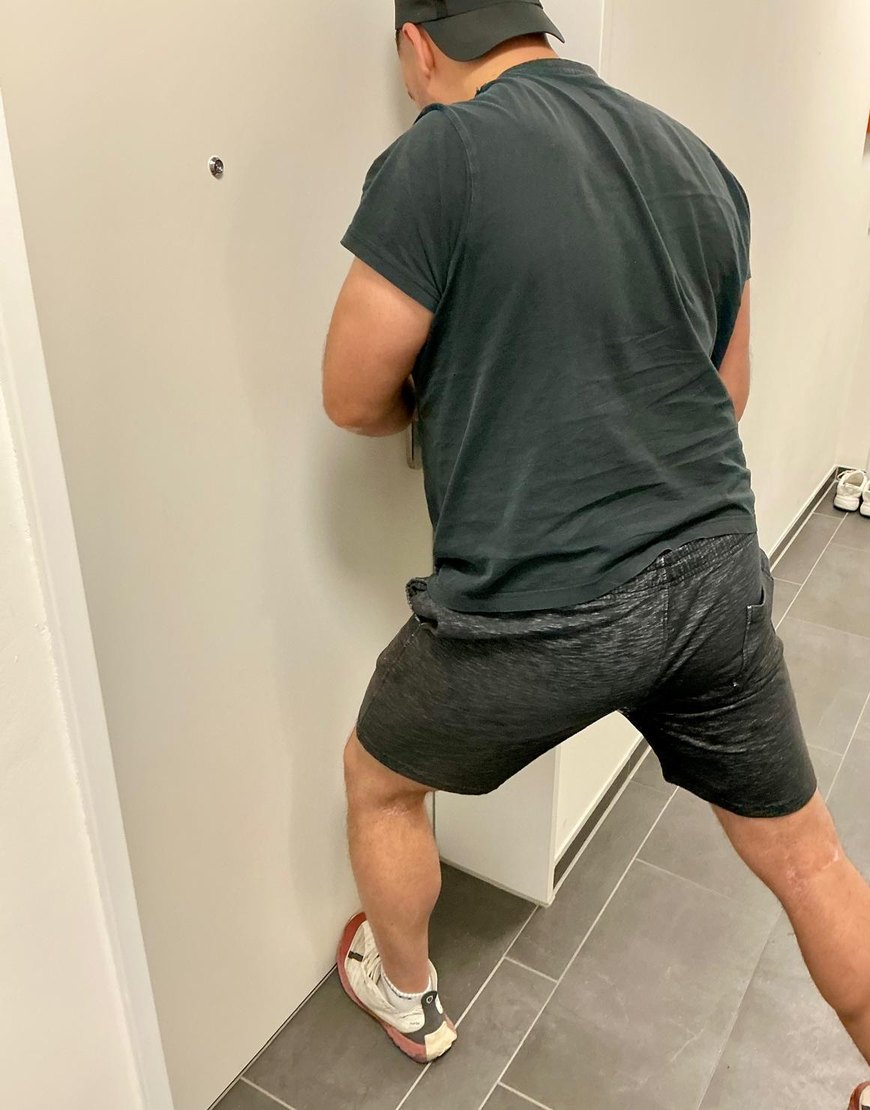 Schlüsseldienst Lukas bei der schadenfreien Öffnung einer Wohnungstür